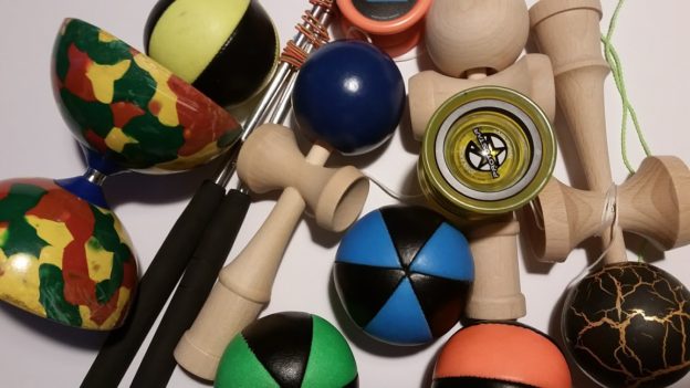 Geschicklichkeitsspiele Sammlung - Diabolo, Yo Yo und Jonglierbälle