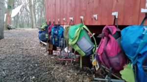 Waldkindergarten Rucksäcke am Haken fertig für den Ausflug
