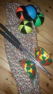Geschicklichkeitsspiel: Jonglierbälle und Diabolo Set