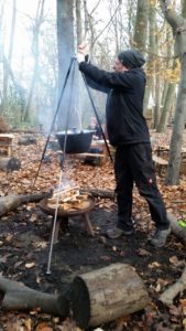 Kochen auf Feuer beim Projekt KlimaKita.NRW