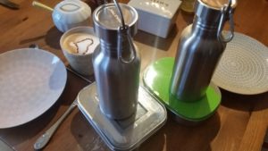 Trinkflasche und Brotdose aus Edelstahl